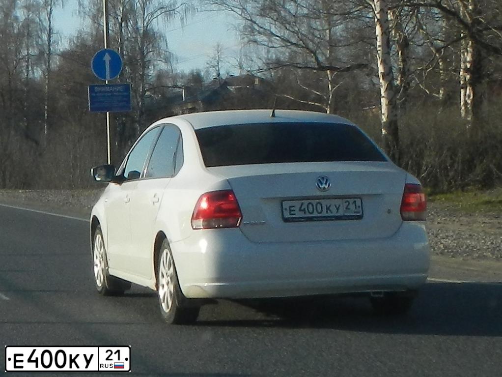 Фото автомобиля VOLKSWAGEN POLO, 2010 — госномер М130СУ21. Цвет: Белый