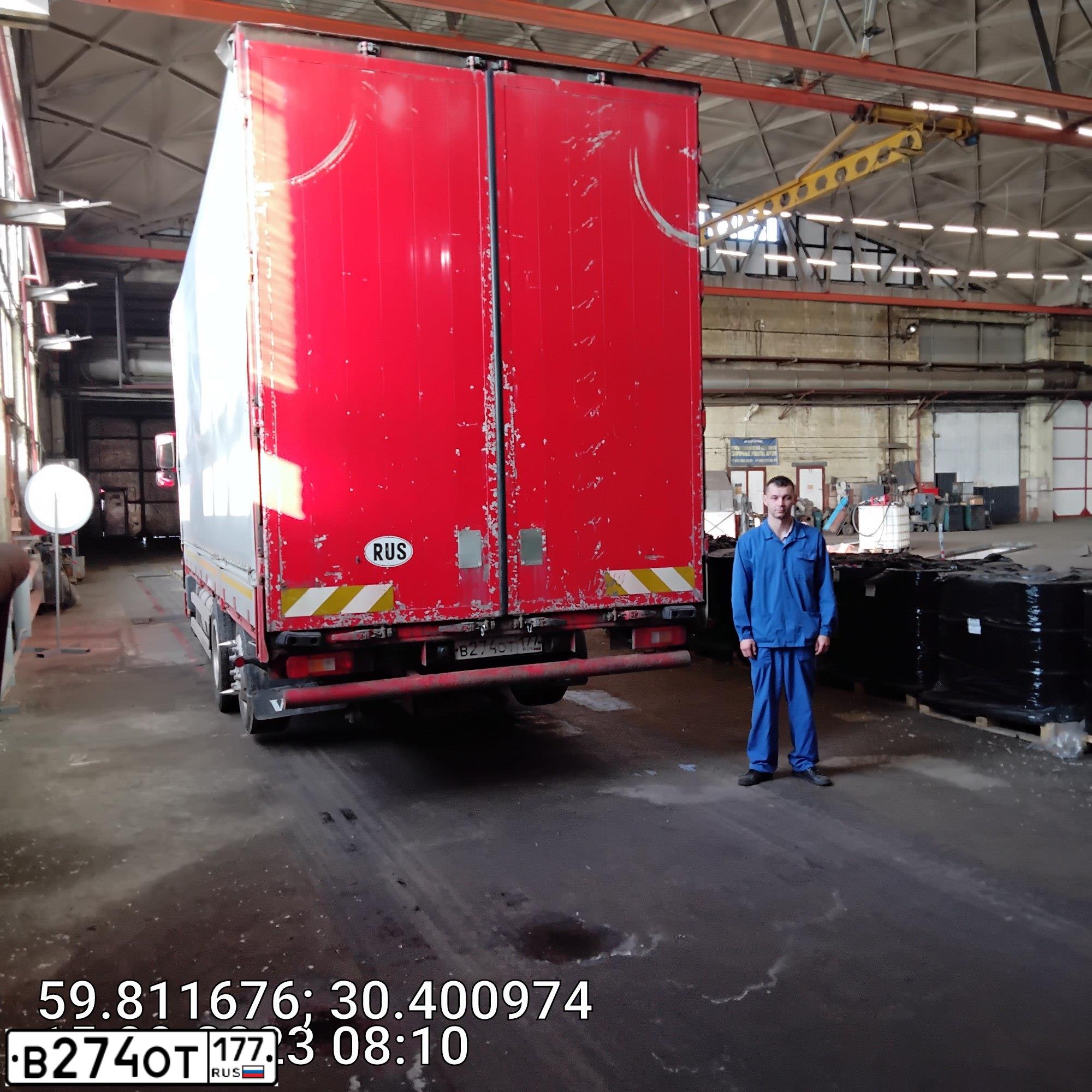 Фото автомобиля VOLVO SERIE FH /6X2/, 2006 — госномер В274ОТ177. Цвет: Красный