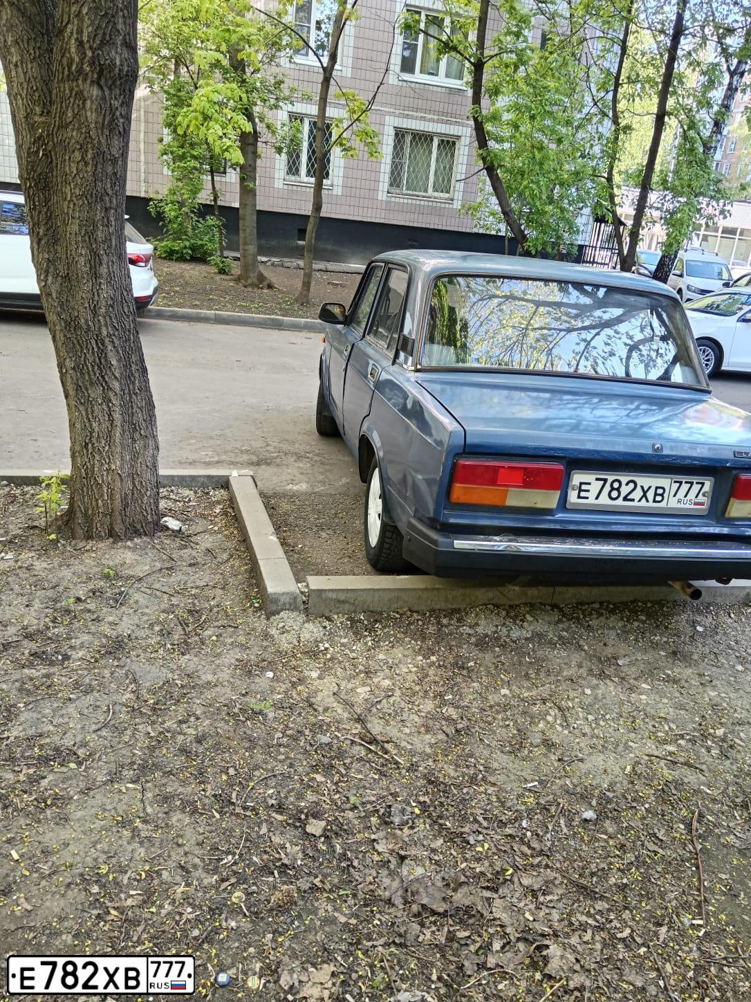 Фото автомобиля LADA 2107, 2007 — госномер Е782ХВ777. Цвет: синий