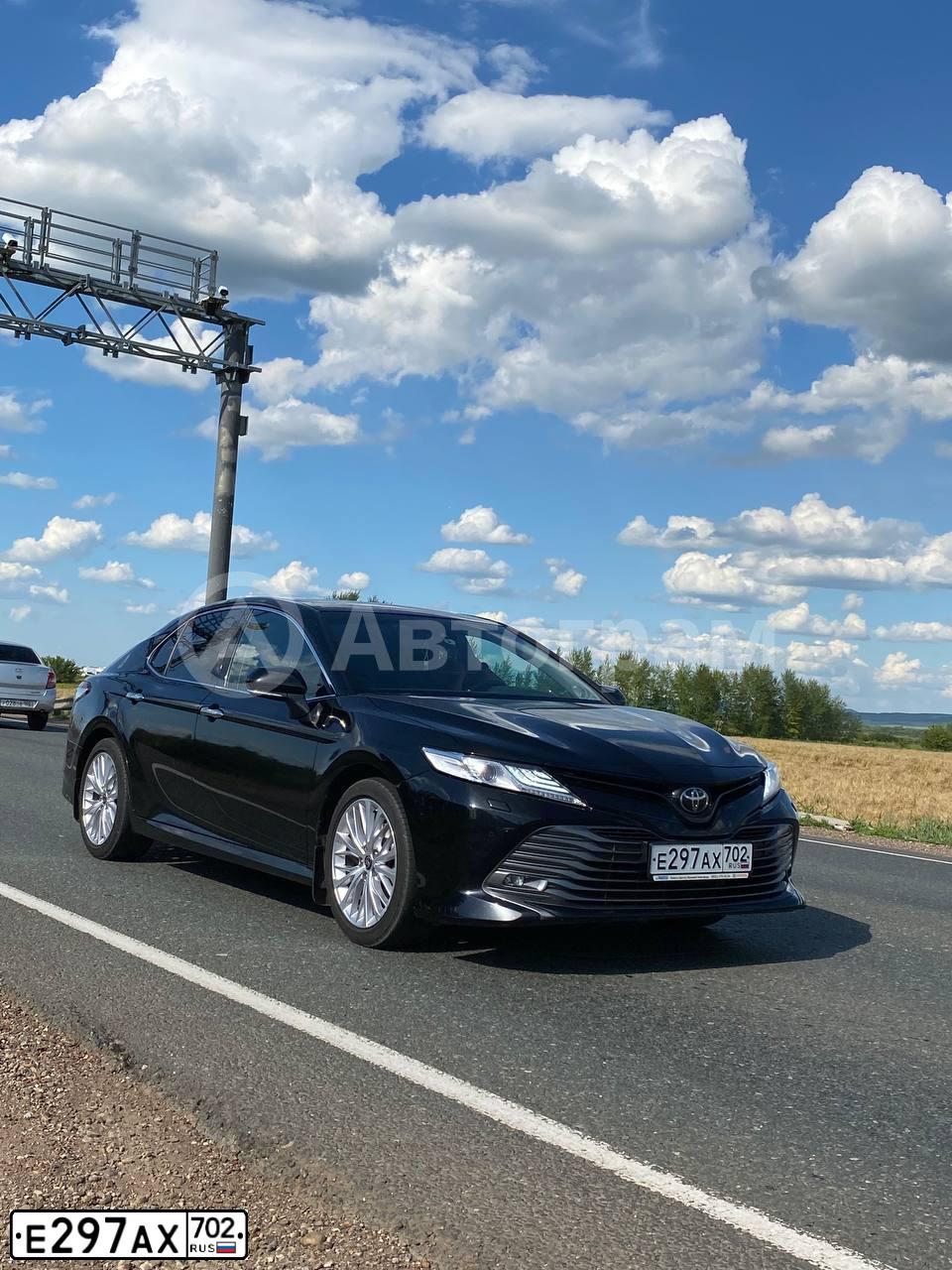 Фото автомобиля TOYOTA CAMRY, 2020 — госномер Е297АХ702. Цвет: ЧЕРНЫЙ