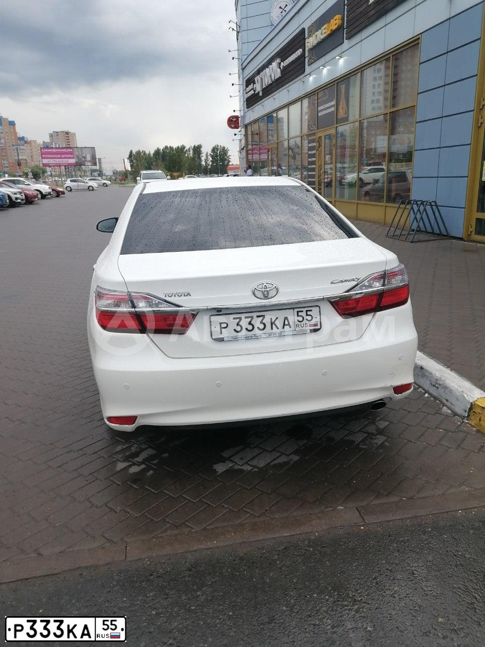 Фото автомобиля TOYOTA CAMRY, 2015 — госномер Р333КА55. Цвет: БЕЛЫЙ