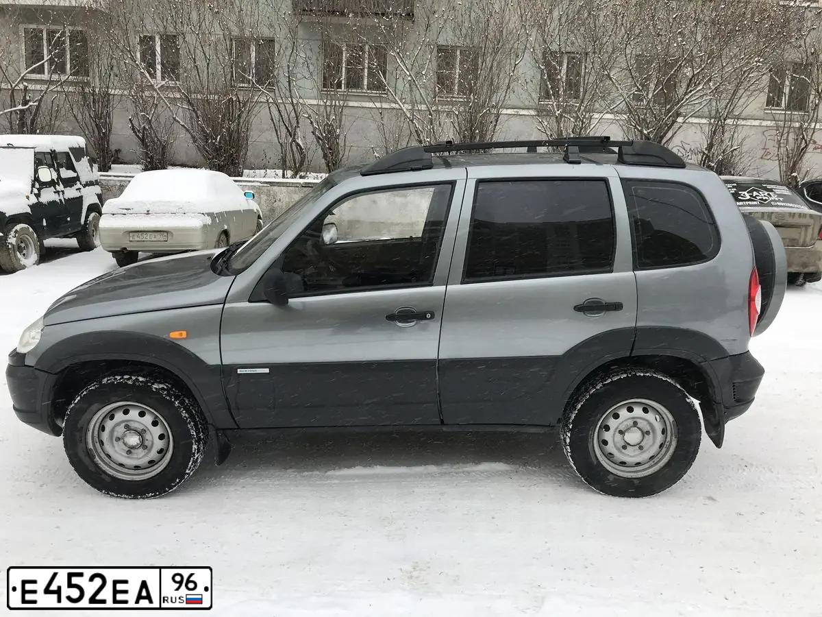 Фото автомобиля LADA 2110, 2006 — госномер Е452ЕА96. Цвет: СВЕТЛО-ЗЕЛЕНЫЙ
