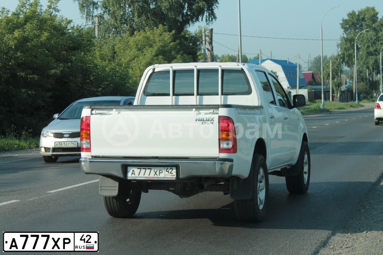 Фото автомобиля TOYOTA HILUX, 2008 — госномер А777ХР42. Цвет: Белый