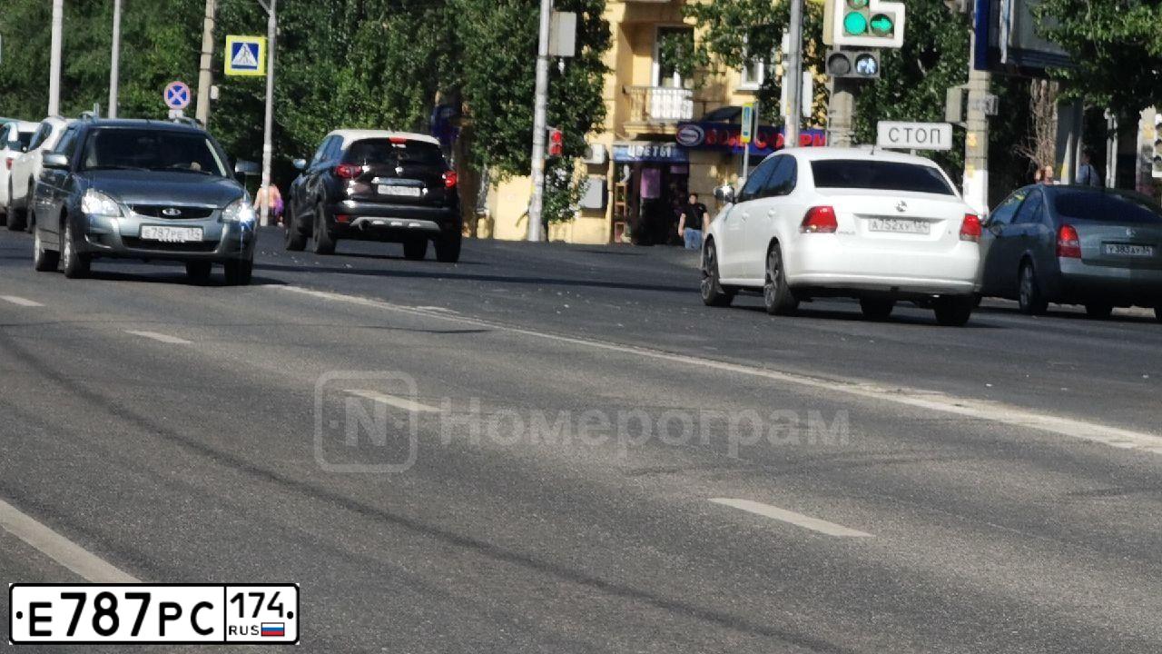 Фото автомобиля TOYOTA CAMRY, 2017 — госномер Е787РС174. Цвет: КОРИЧНЕВЫЙ