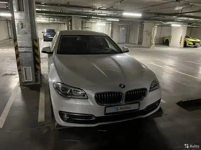 Фото автомобиля BMW 528I, 2016 — госномер В727ВЕ252. Цвет: Белый