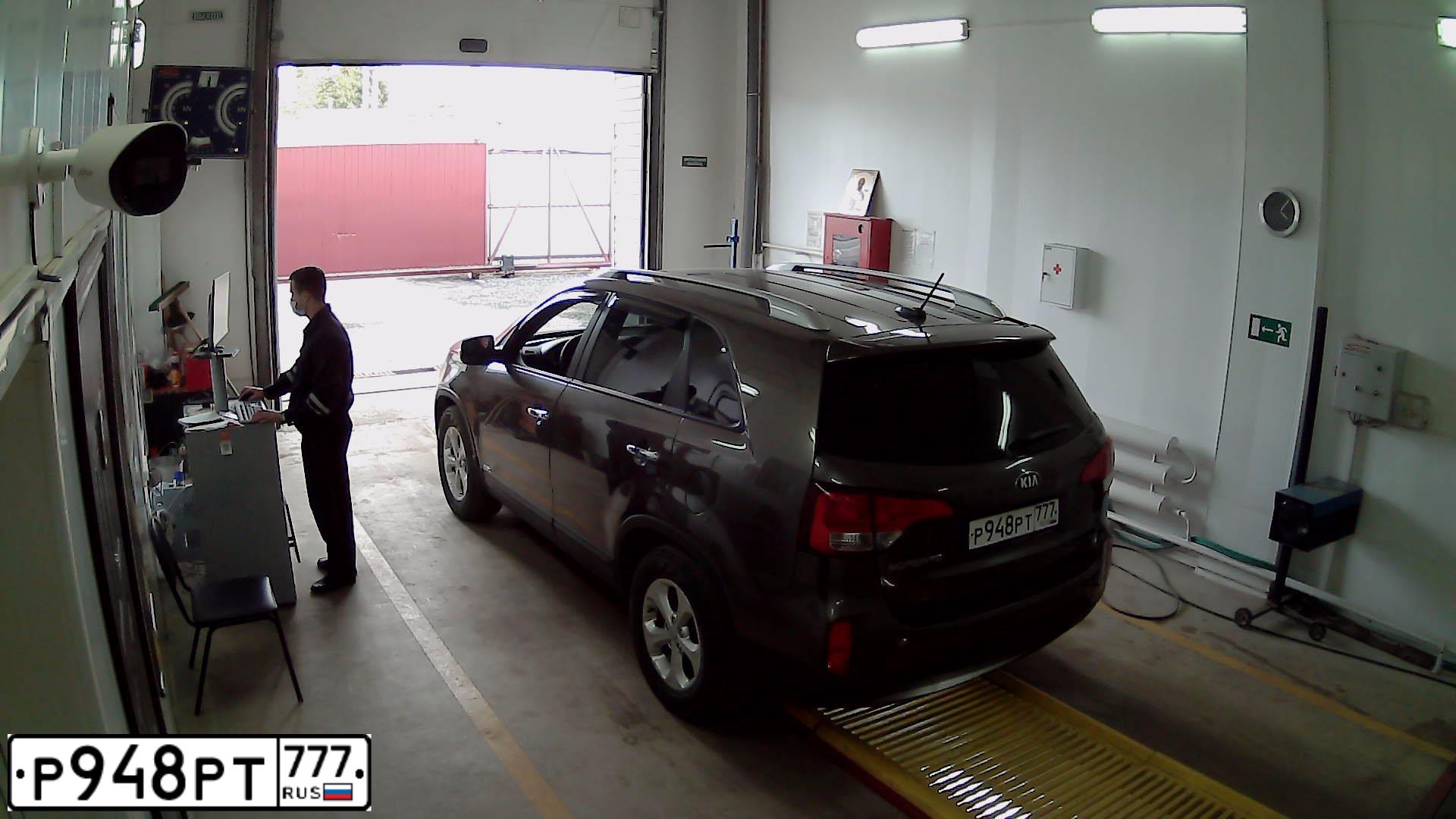 Фото автомобиля KIA SORENTO, 2017 — госномер Е294РР799. Цвет: БЕЖЕВЫЙ
