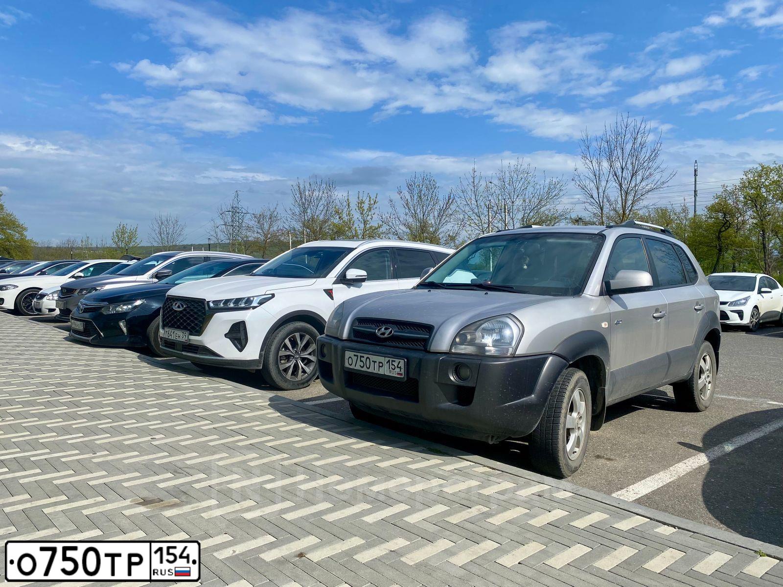 Фото автомобиля HYUNDAI TUCSON, 2006 — госномер Т003ВК26. Цвет: Серебристый