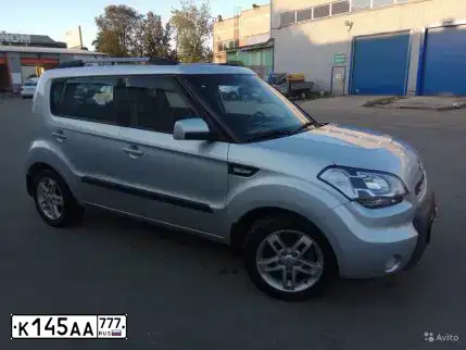 Фото автомобиля KIA SOUL, 2011 — госномер К145АА777. Цвет: Серебристый