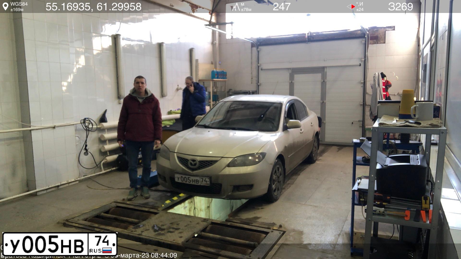 Фото автомобиля MAZDA 3, 2008 — госномер У005НВ74. Цвет: СЕРО-ЗОЛОТИСТЫЙ