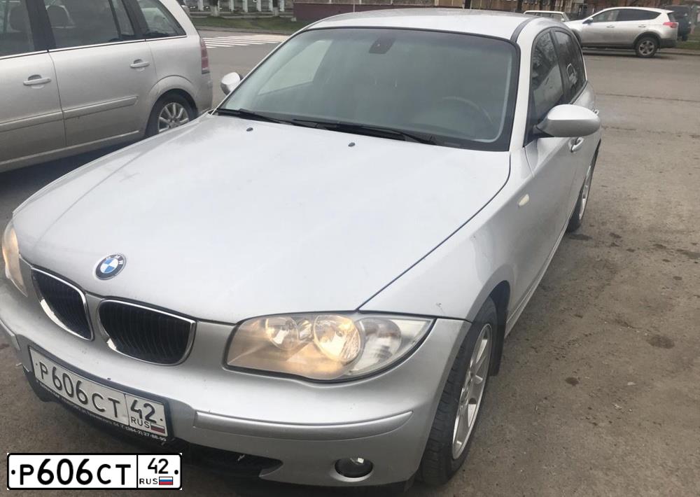 Фото автомобиля BMW SERIE 1, 2006 — госномер У613УР42. Цвет: СЕРЕБРИСТЫЙ
