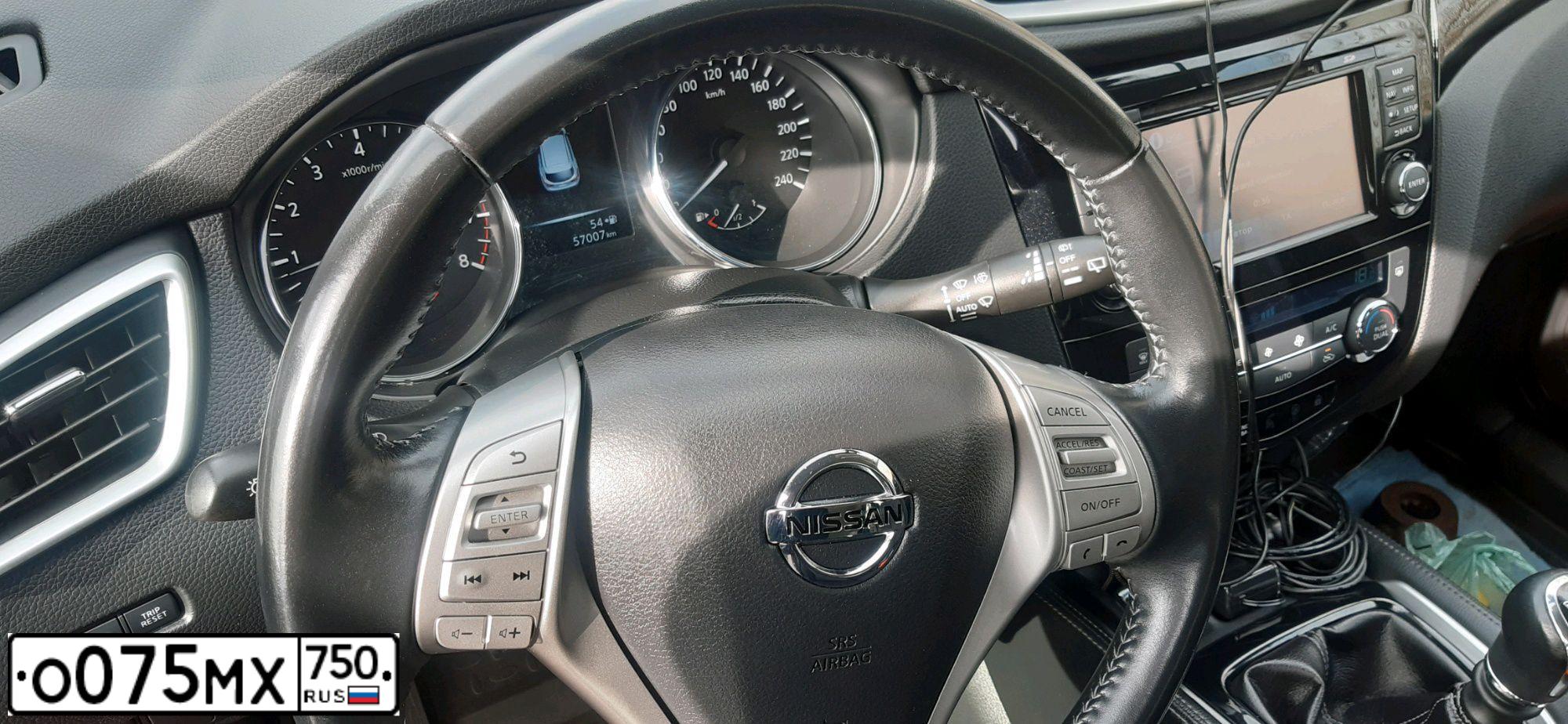 Фото автомобиля NISSAN QASHQAI, 2015 — госномер У024АВ31. Цвет: КРАСНЫЙ