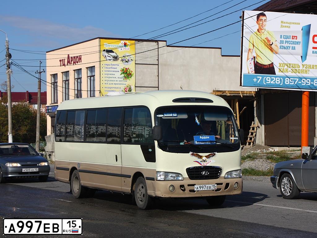 Фото автомобиля HYUNDAI COUNTY, 2002 — госномер А997ЕВ15. Цвет: СВЕТЛО ЖЕЛТЫЙ |КОРИЧНЕВЫЙ