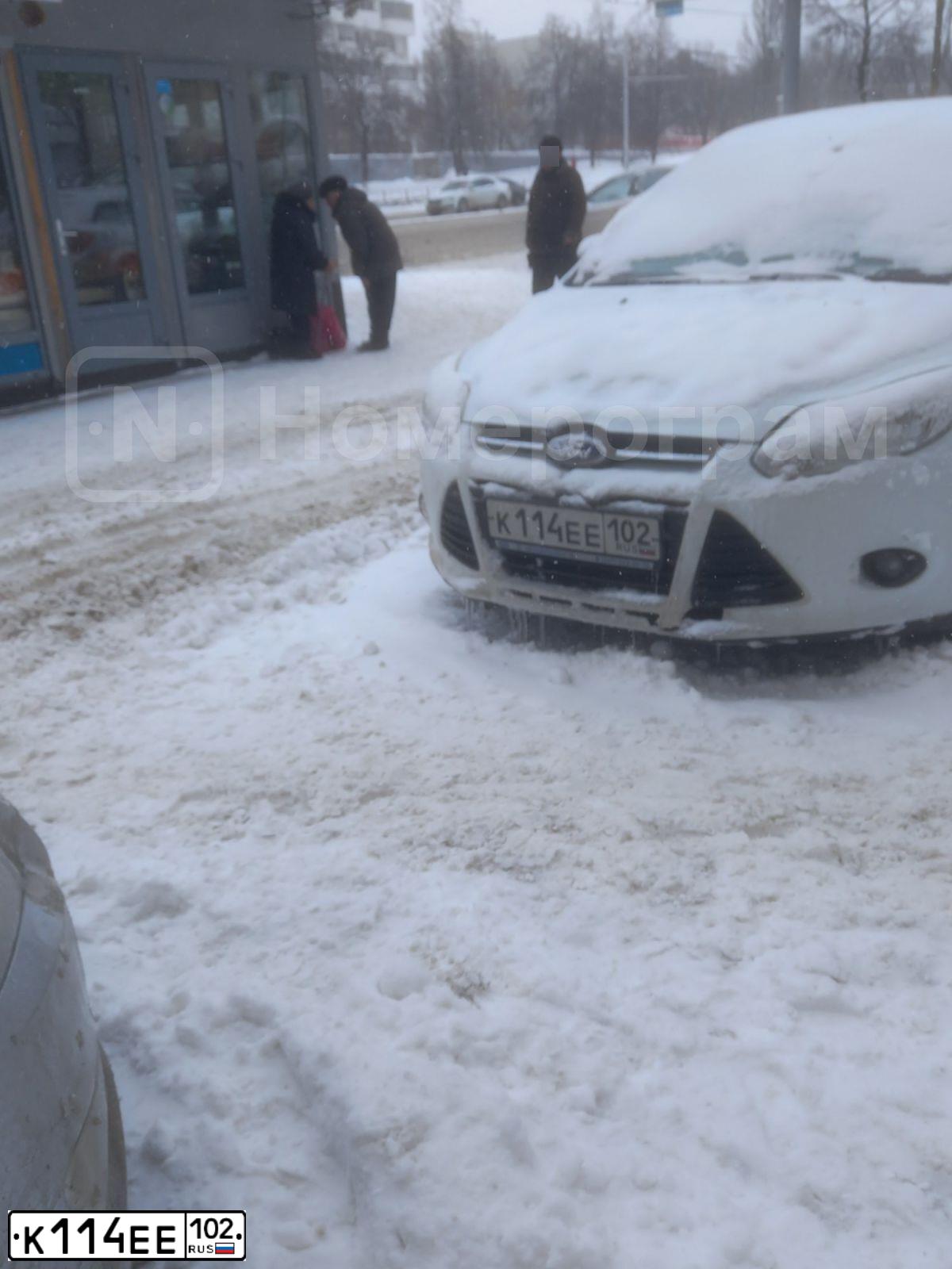 Фото автомобиля FORD FOCUS, 2012 — госномер К114ЕЕ102. Цвет: БЕЛЫЙ