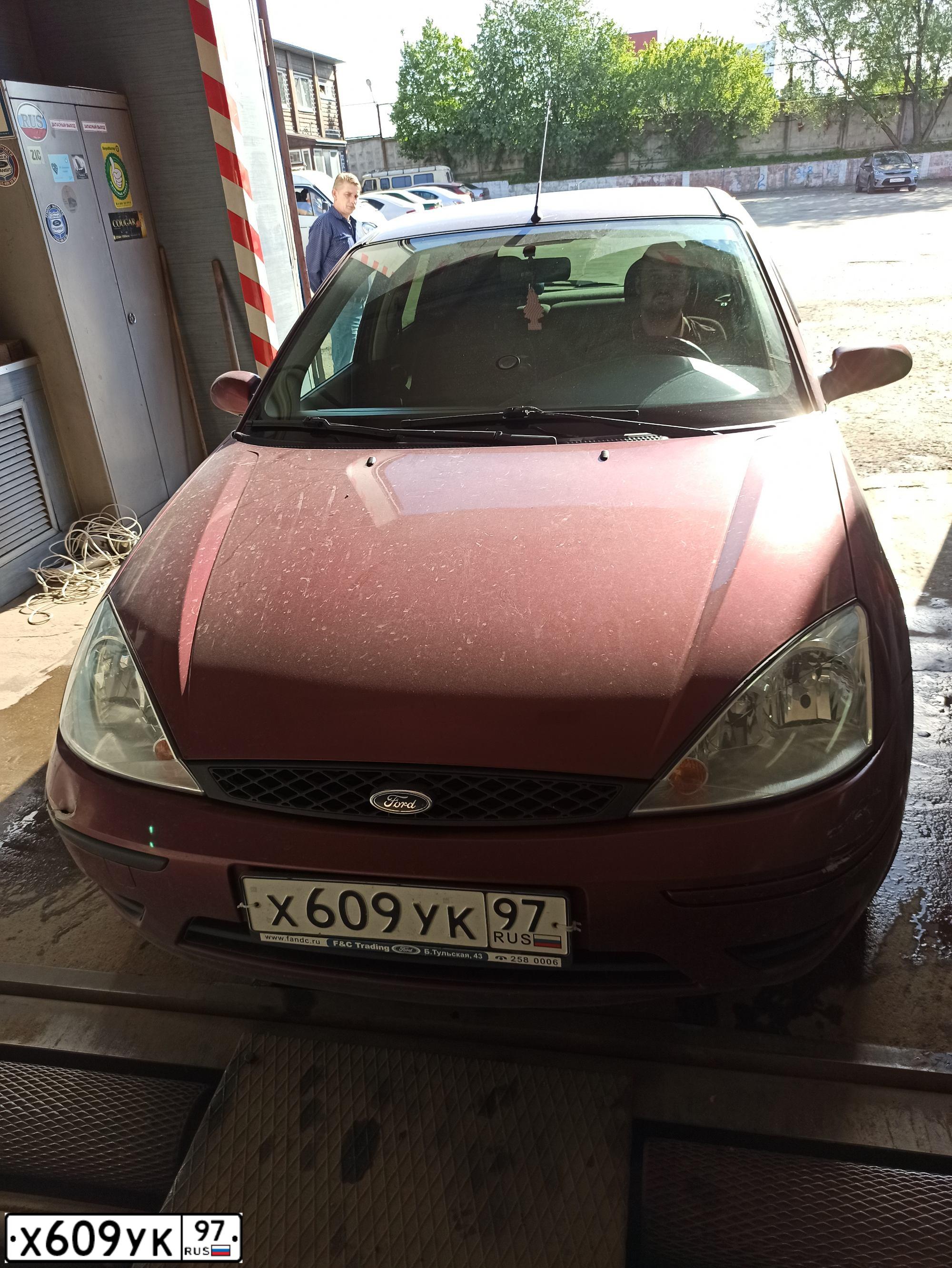 Фото автомобиля FORD FOCUS, 2005 — госномер Р080ОТ32. Цвет: ВИШНЕВЫЙ
