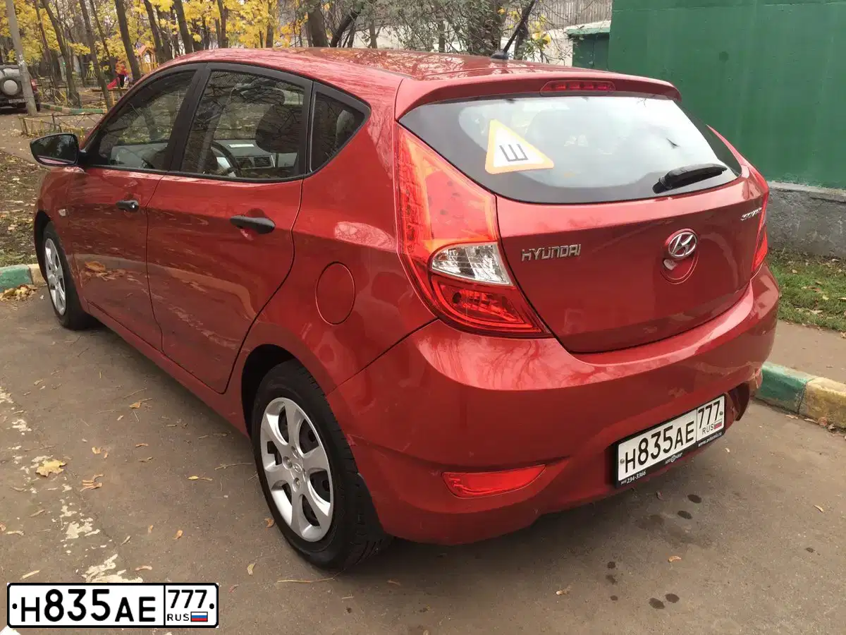Фото автомобиля HYUNDAI SOLARIS, 2013 — госномер Н835АЕ777. Цвет: КРАСНЫЙ