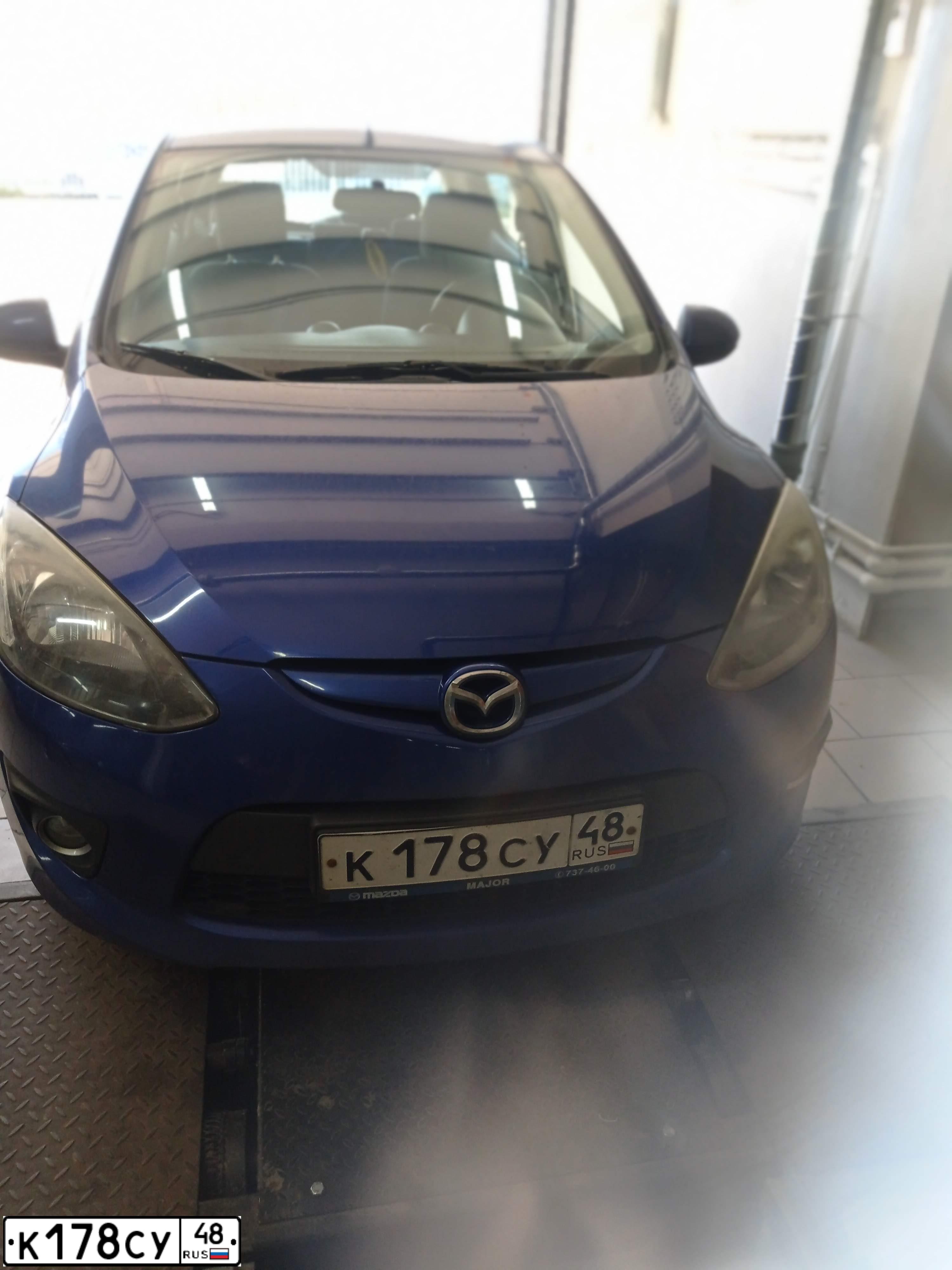 Фото автомобиля MAZDA 2, 2008 — госномер К178СУ48. Цвет: СИНИЙ