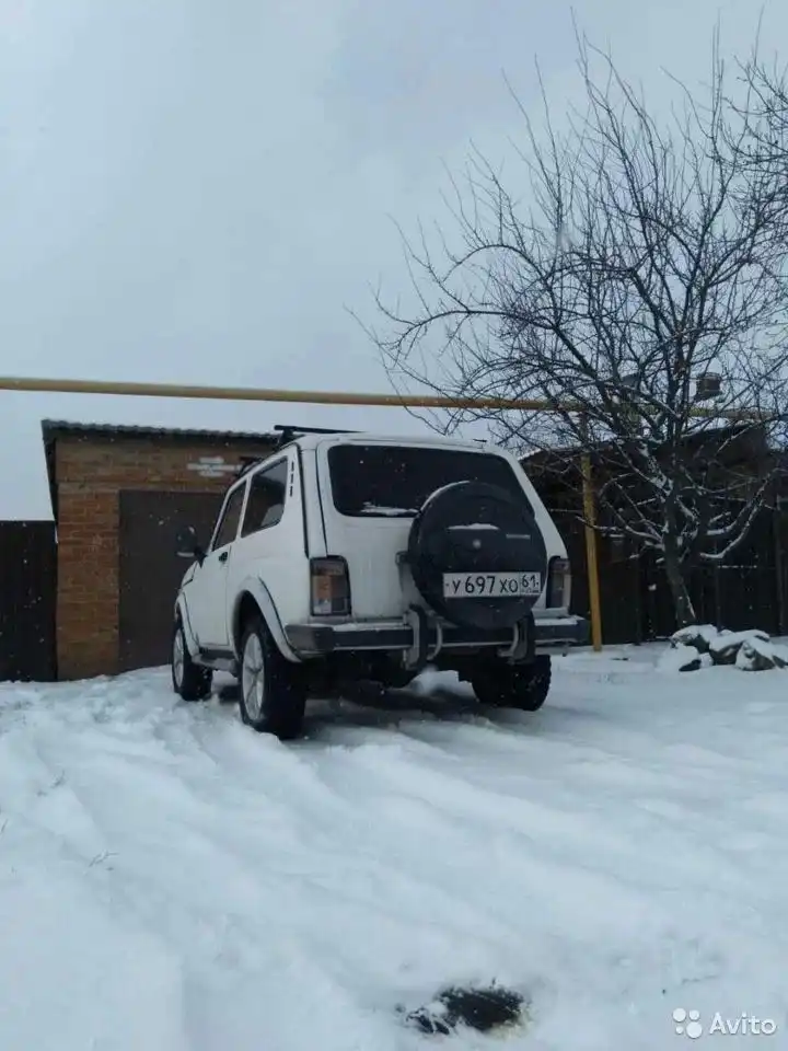 Фото автомобиля LADA 2121 NIVA, 2001 — госномер У697ХО61. Цвет: ЯРКО-БЕЛЫЙ