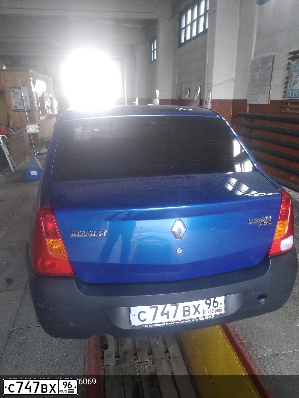 Фото автомобиля RENAULT LOGAN, 2005 — госномер С747ВХ96. Цвет: СИНИЙ МЕТАЛЛИК