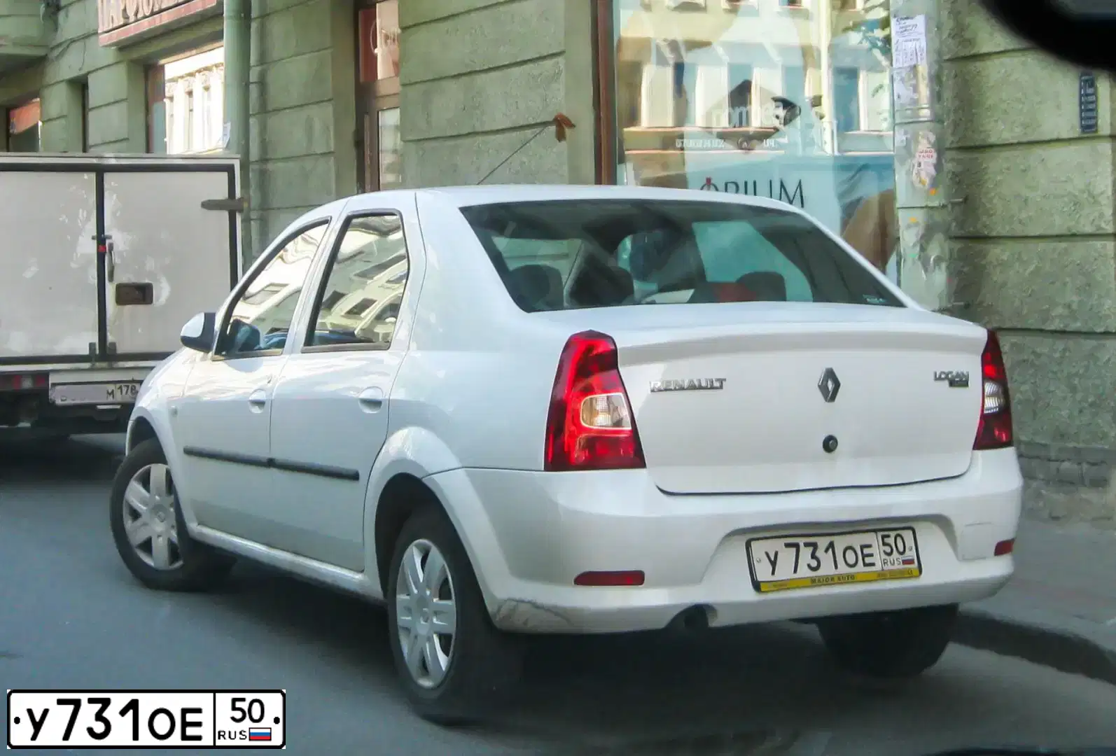 Фото автомобиля RENAULT LOGAN, 2013 — госномер У322МХ30. Цвет: Белый