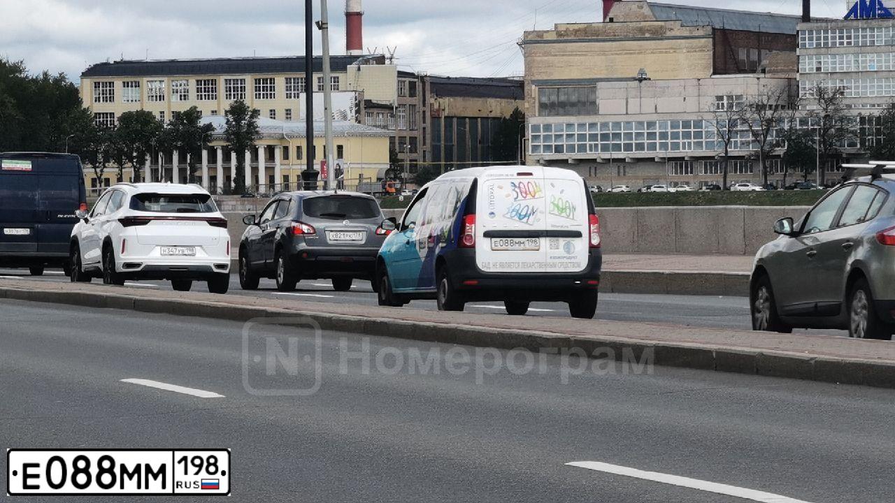 Фото автомобиля LADA LARGUS FURGON, 2019 — госномер Е088ММ198. Цвет: Белый