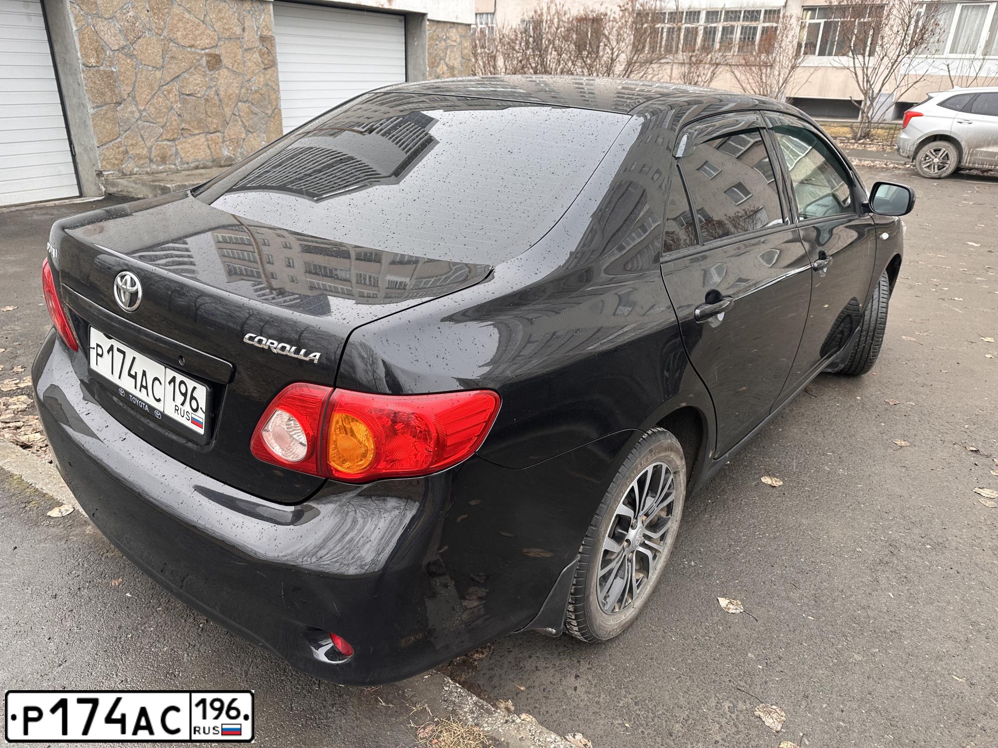 Фото автомобиля TOYOTA COROLLA, 2008 — госномер Р174АС196. Цвет: ЧЕРНЫЙ