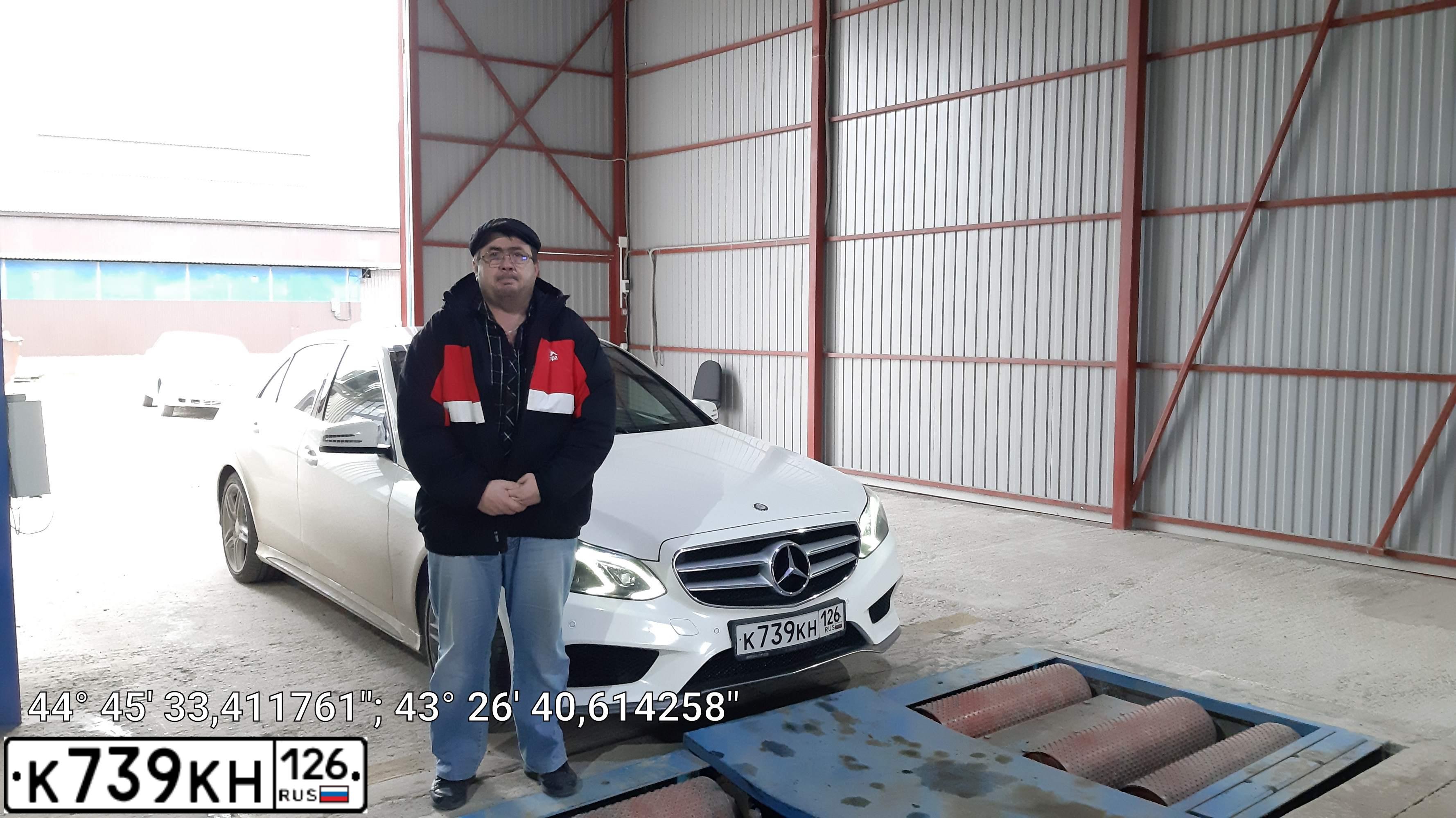 Фото автомобиля MERCEDES E-KLASSE, 2013 — госномер С111ЕХ26. Цвет: Белый