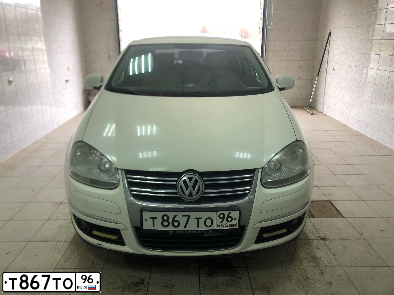 Фото автомобиля VOLKSWAGEN JETTA, 2008 — госномер Т867ТО96. Цвет: Белый