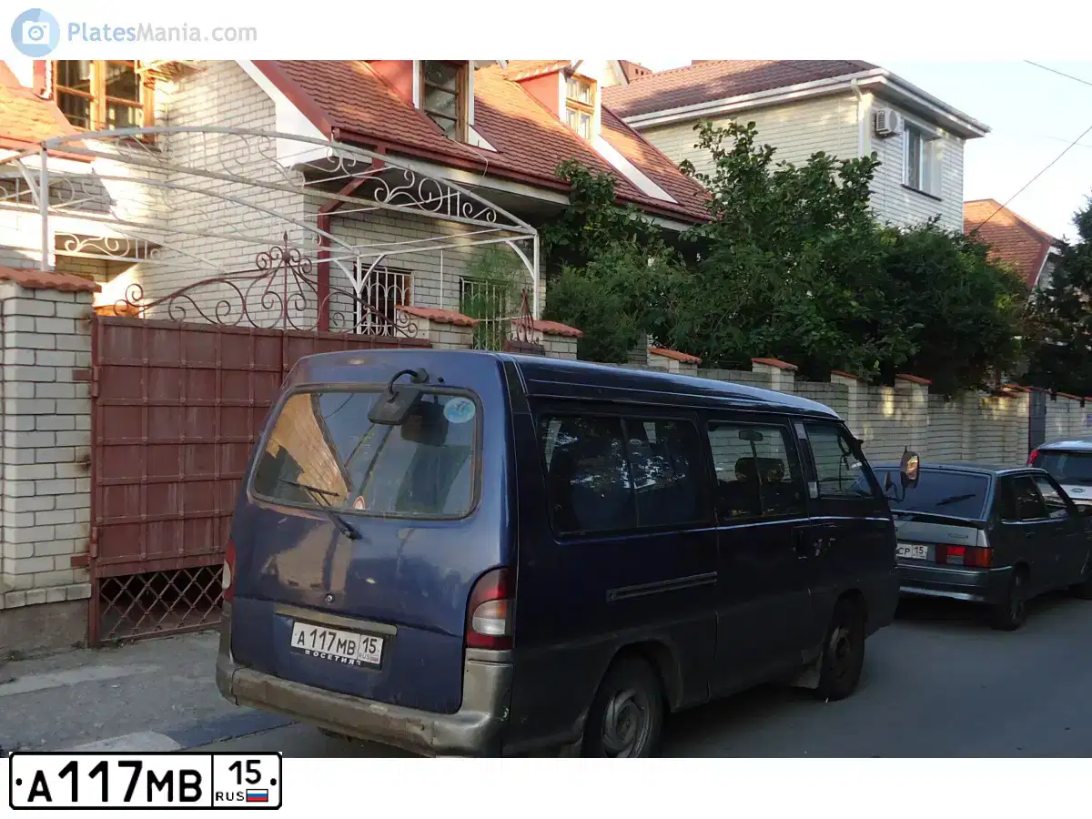 Фото автомобиля ХЕНДЭ ГРЕЙС, 1993 — госномер Е829ВВ15. Цвет: синий