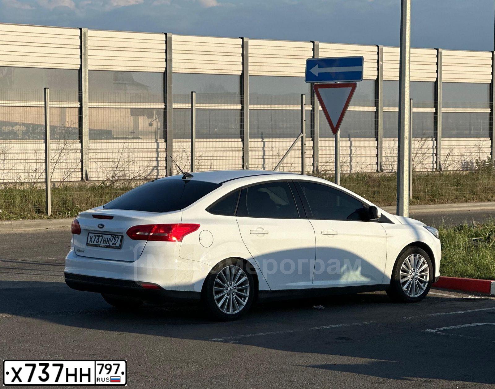 Фото автомобиля FORD FOCUS, 2017 — госномер Х737НН797. Цвет: Белый