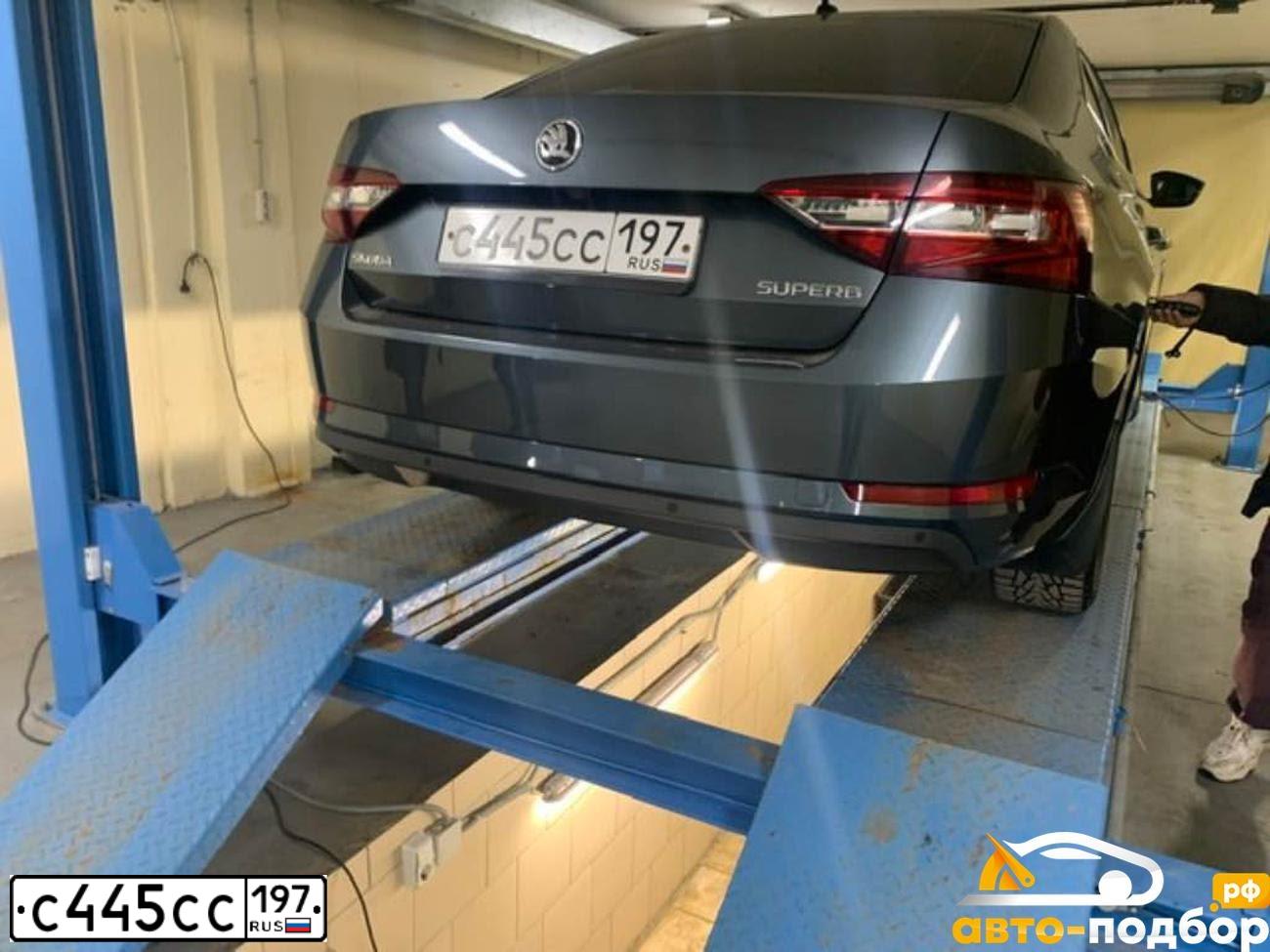 Фото автомобиля SKODA SUPERB, 2019 — госномер В102АН977. Цвет: Серый