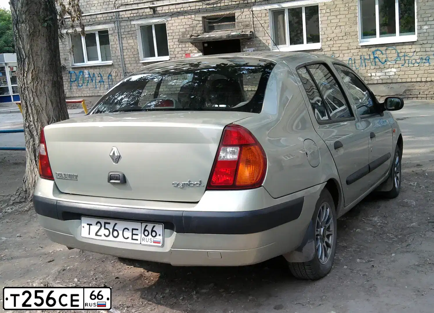 Фото автомобиля РЕНО СИМБОЛ ЕХ14, 2003 — госномер Т256СЕ66. Цвет: СЕРО-ЗЕЛЕНЫЙ