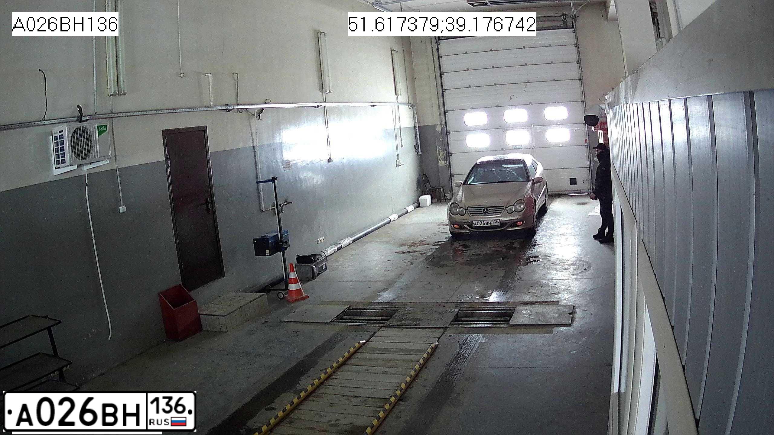 Фото автомобиля MERCEDES C-KLASSE, 2005 — госномер Р159НО46. Цвет: БЕЖЕВЫЙ