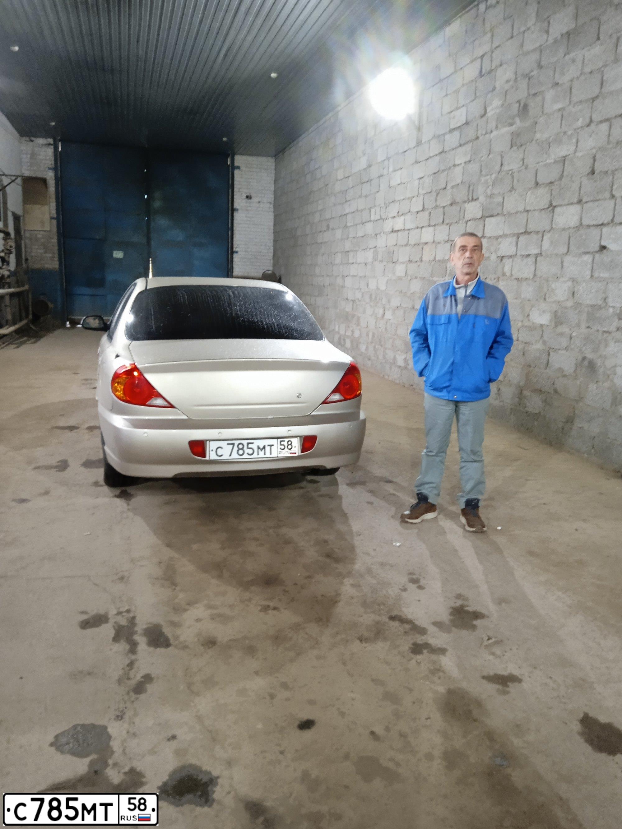 Фото автомобиля KIA SPECTRA, 2008 — госномер Н032ВК702. Цвет: Золотисто-бежевый