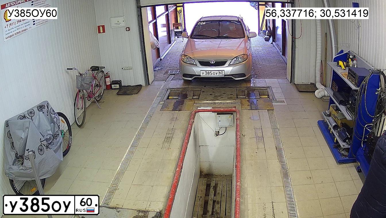 Фото автомобиля DAEWOO GENTRA, 2015 — госномер Т735НО178. Цвет: Серебристый