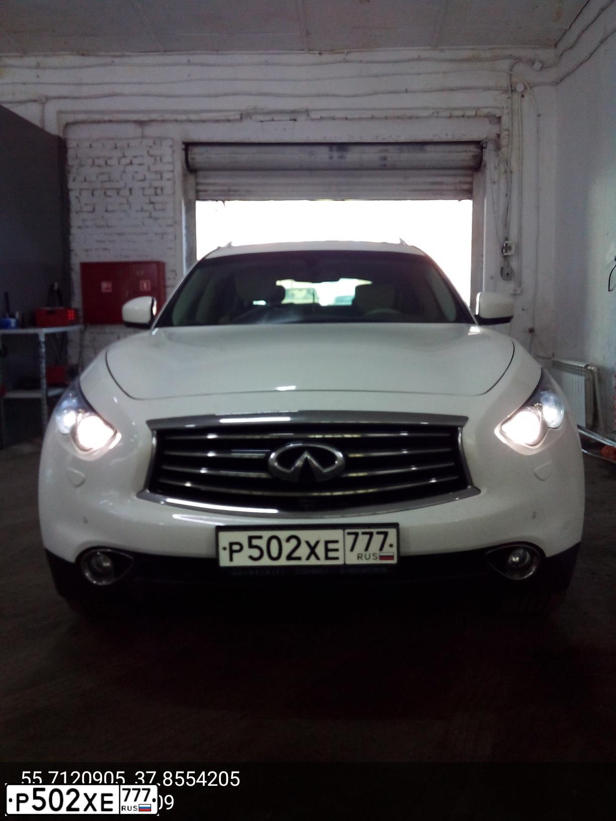 Фото автомобиля INFINITI QX70 /FX/, 2016 — госномер Р502ХЕ777. Цвет: Белый