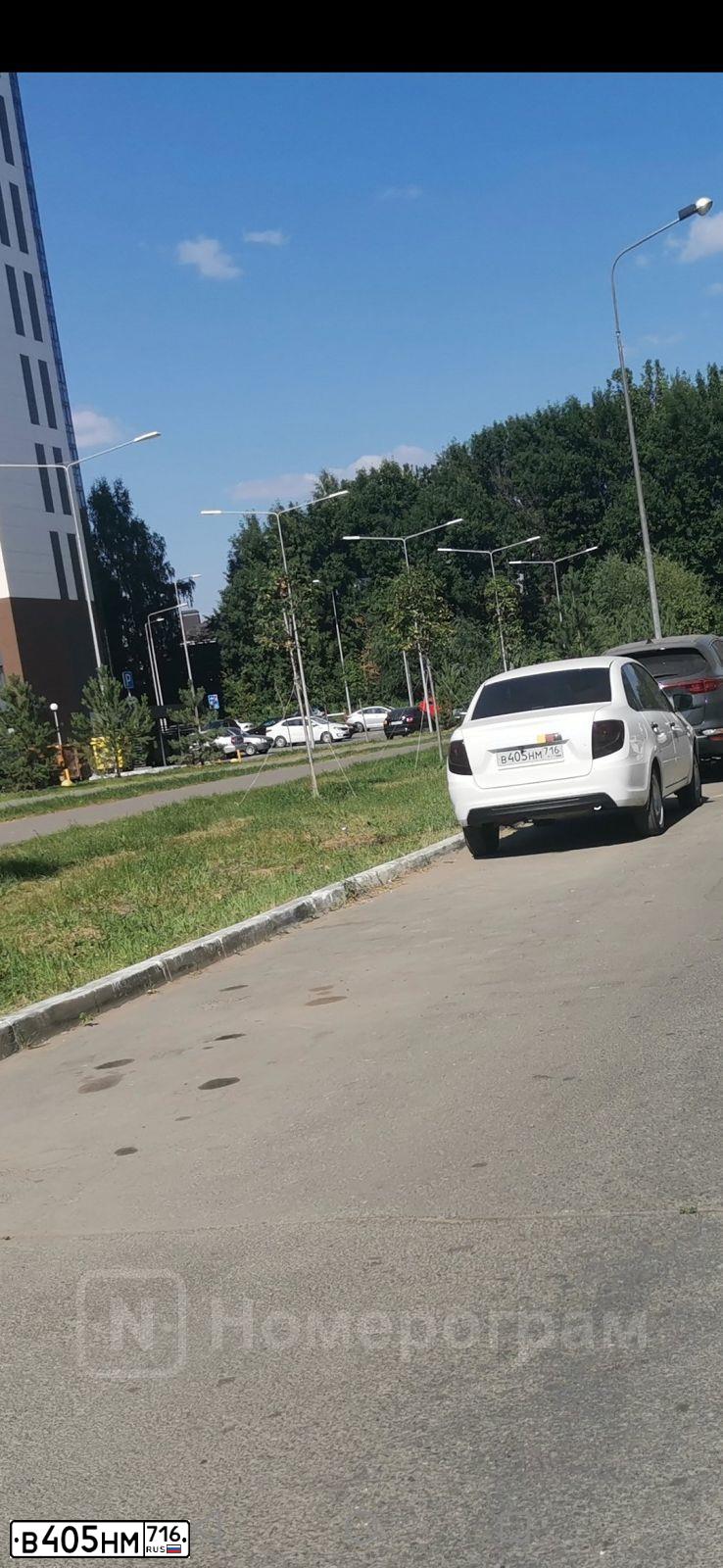 Фото автомобиля LADA 2190 GRANTA, 2018 — госномер В405НМ716. Цвет: БЕЛЫЙ