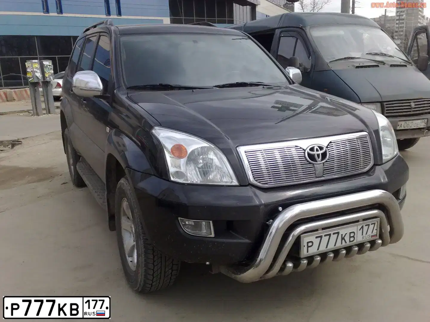 Фото автомобиля TOYOTA LANDCRUISER, 2006 — госномер К274ЕК50. Цвет: ЧЕРНЫЙ