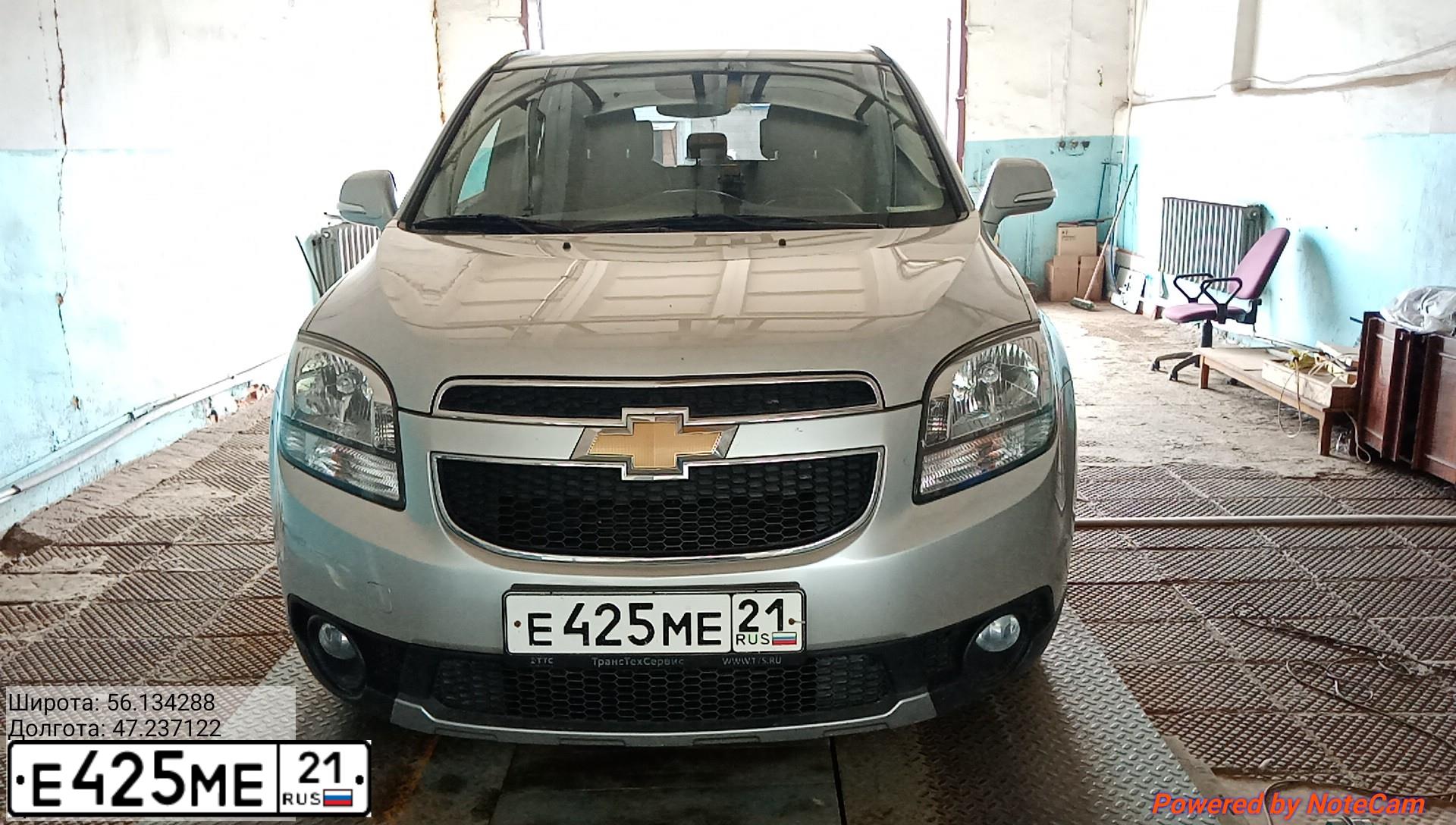 Фото автомобиля CHEVROLET ORLANDO, 2014 — госномер Е425МЕ21. Цвет: серебристый