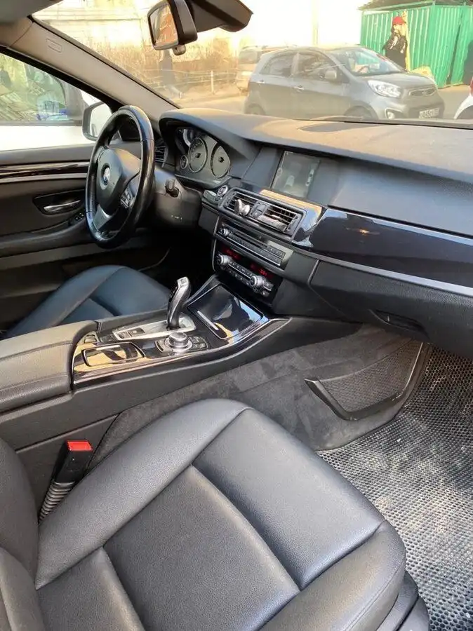 Фото автомобиля BMW SERIE 5, 2011 — госномер М980ТТ13. Цвет: ЧЕРНЫЙ
