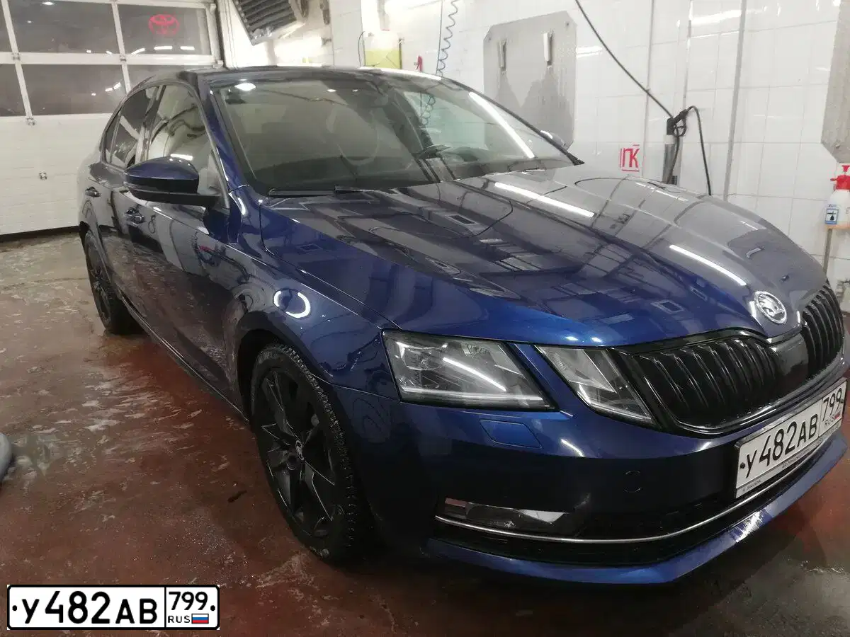 Фото автомобиля SKODA OCTAVIA, 2017 — госномер В750КР147. Цвет: ТЕМНО-СИНИЙ