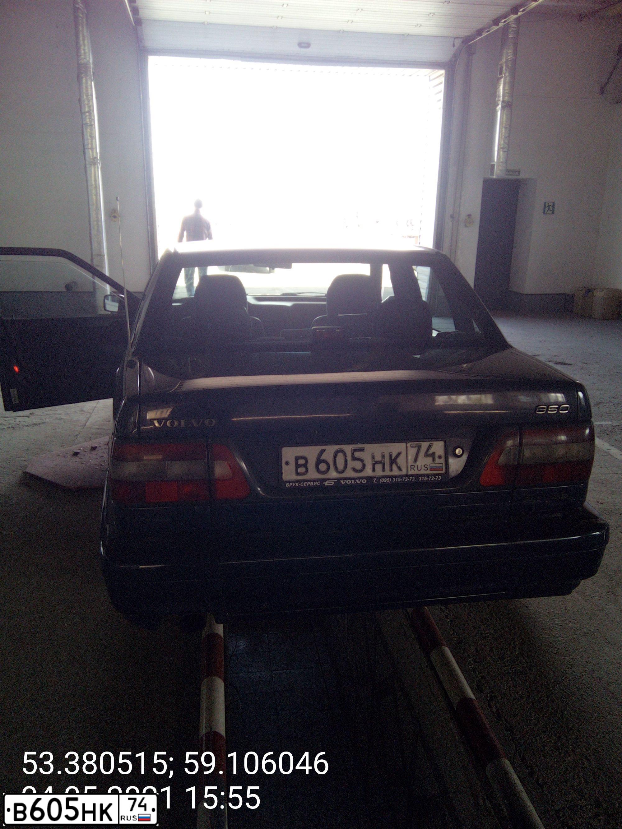Фото автомобиля VOLVO 850, 1996 — госномер В605НК74. Цвет: СИНИЙ