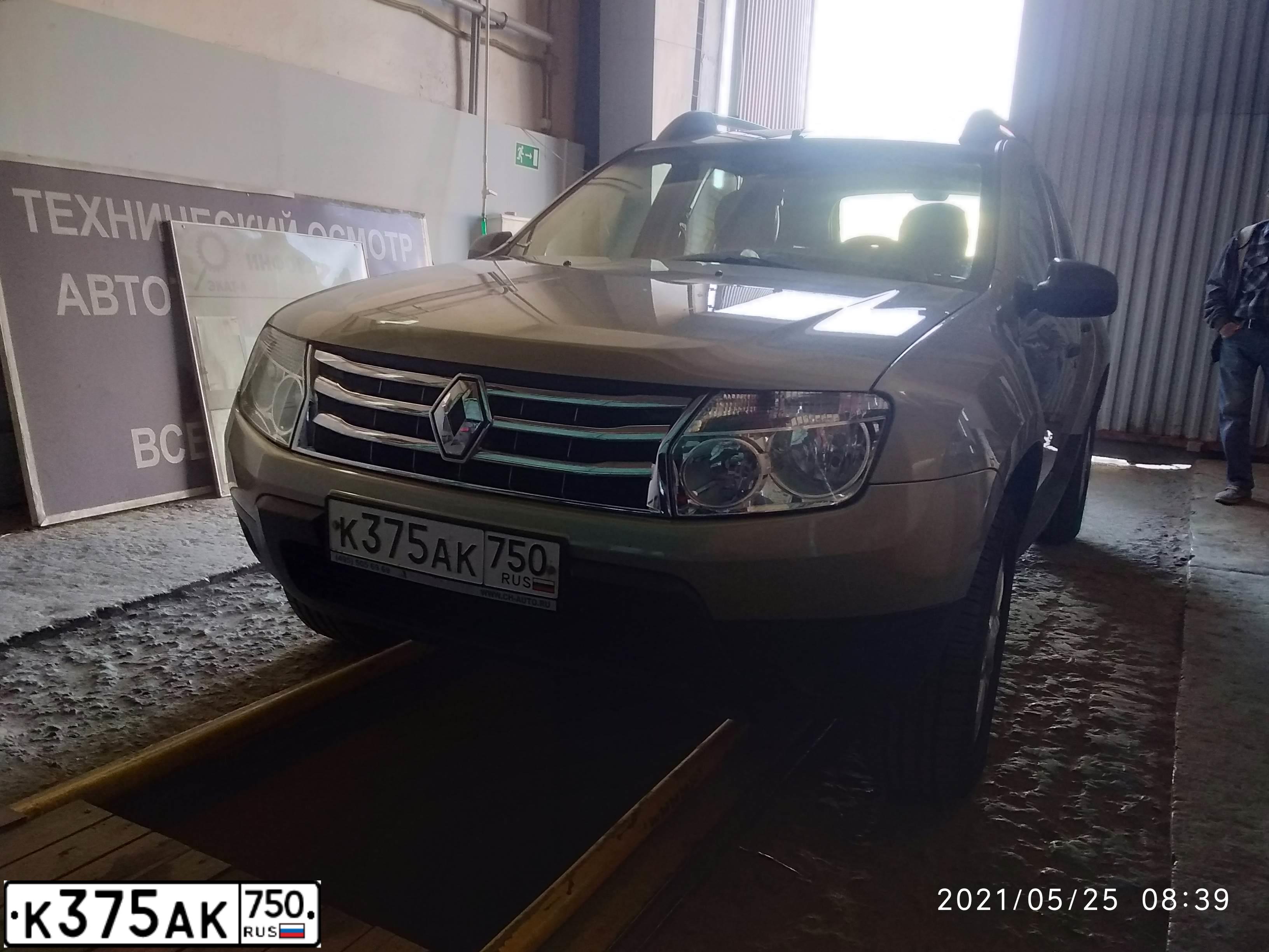 Фото автомобиля RENAULT DUSTER, 2013 — госномер К375АК750. Цвет: БЕЖЕВЫЙ