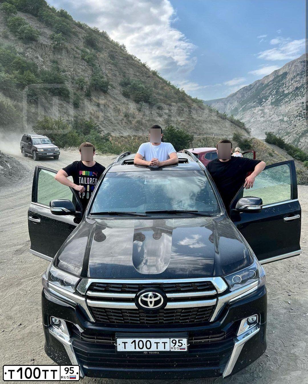 Фото автомобиля TOYOTA LANDCRUISER 200, 2010 — госномер Е756ТВ95. Цвет: ЧЕРНЫЙ