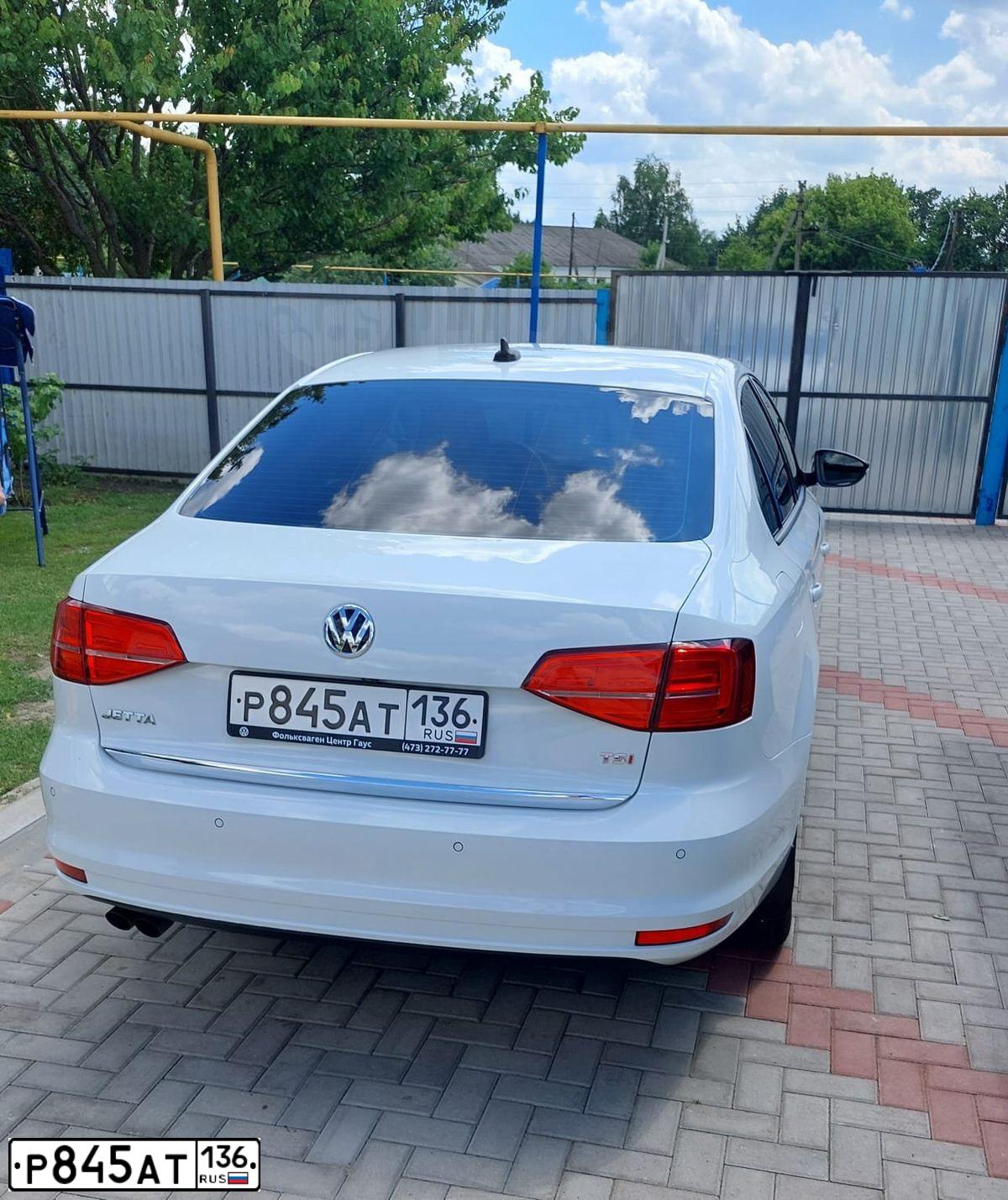 Фото автомобиля VOLKSWAGEN JETTA, 2017 — госномер Р845АТ136. Цвет: Белый
