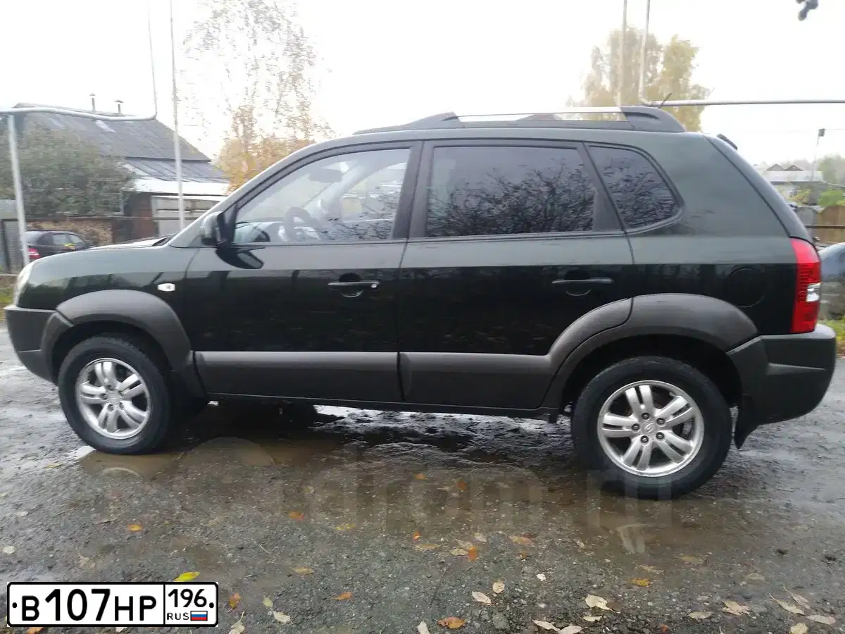 Фото автомобиля HYUNDAI TUCSON, 2005 — госномер В107НР196. Цвет: Темно-зеленый