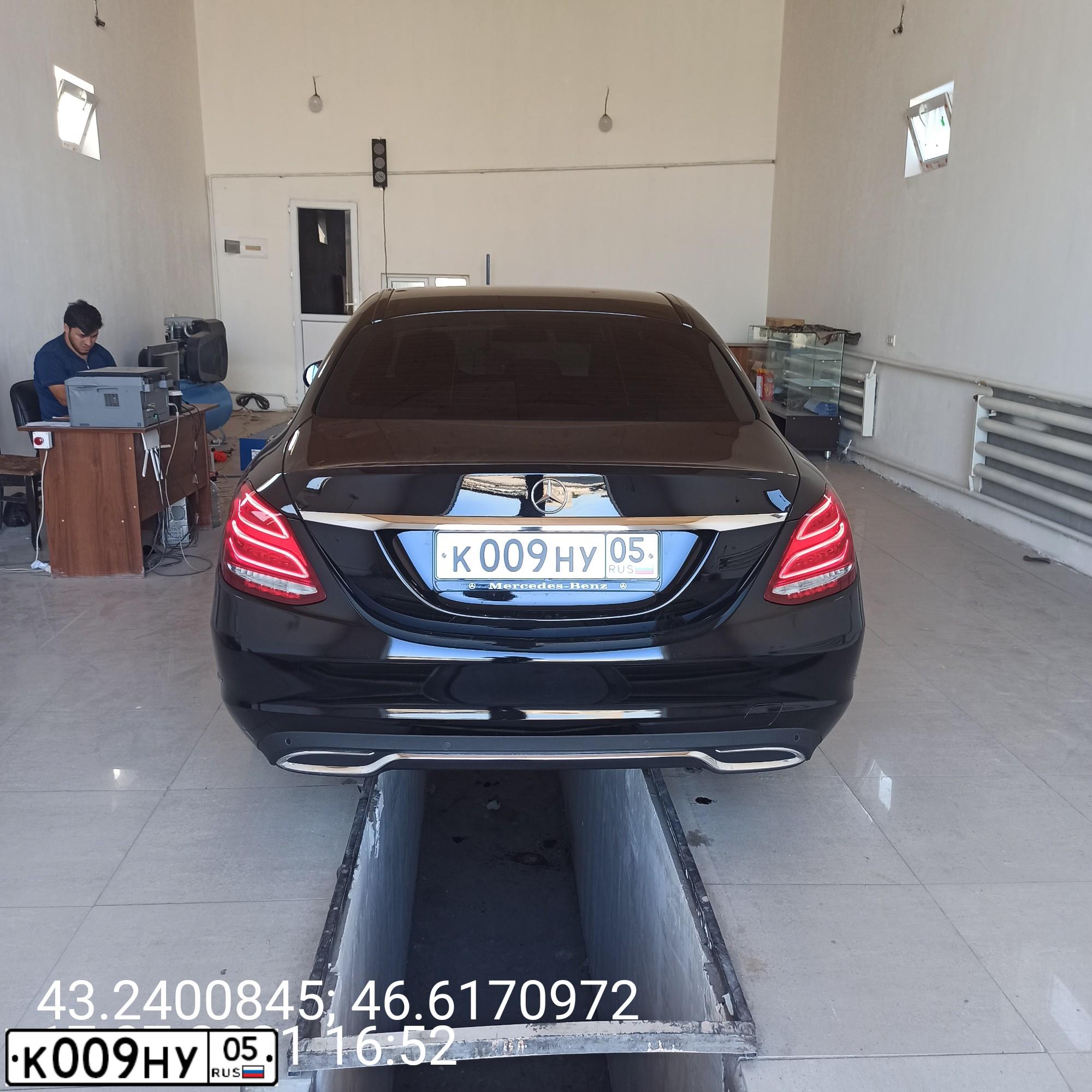 Фото автомобиля MERCEDES C-KLASSE, 2015 — госномер М009КА05. Цвет: ЧЕРНЫЙ