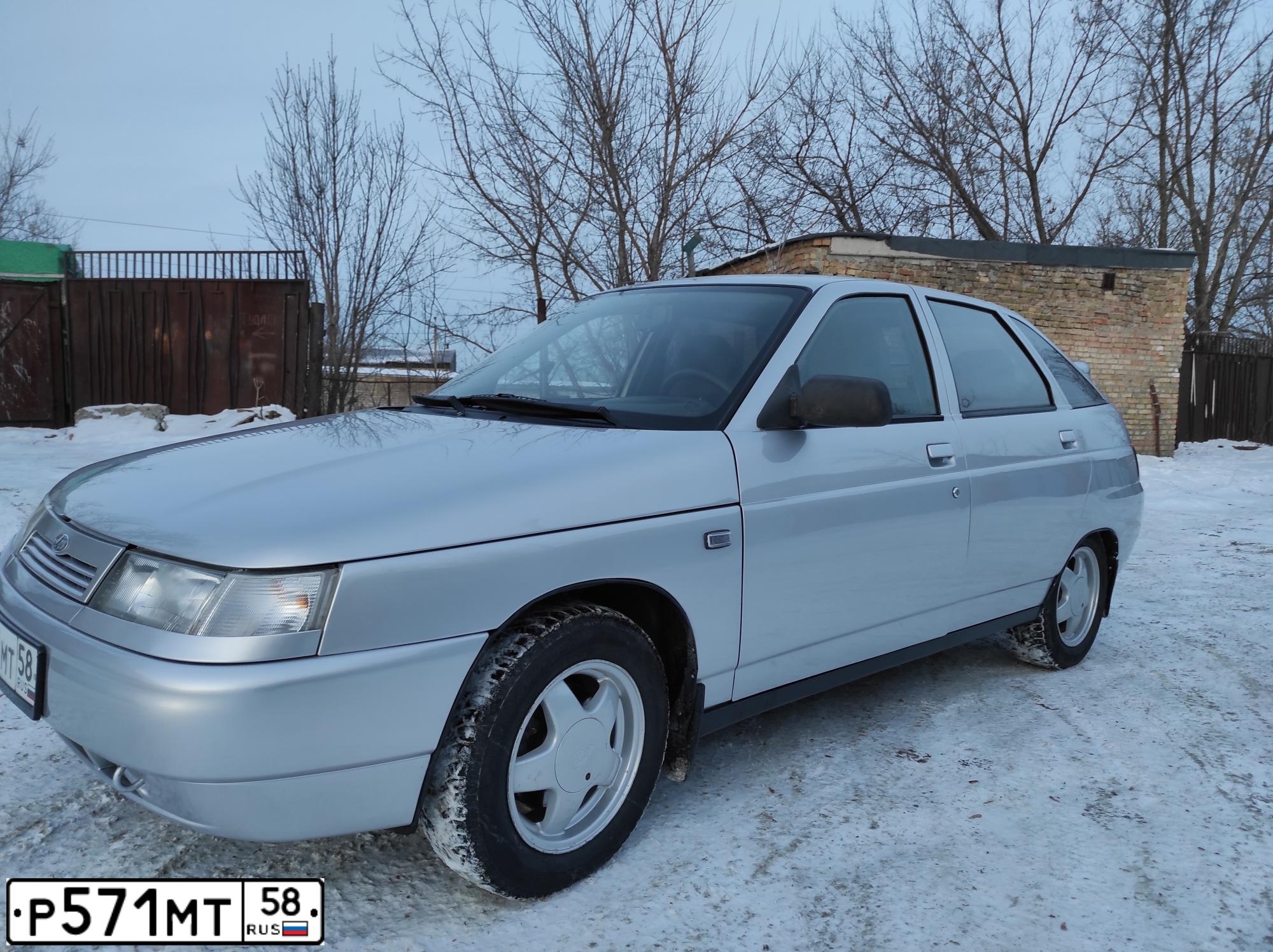 Фото автомобиля LADA 2112, 2006 — госномер М272РЕ13. Цвет: СВЕТЛО-СЕРЕБРИСТЫЙ МЕТАЛЛ