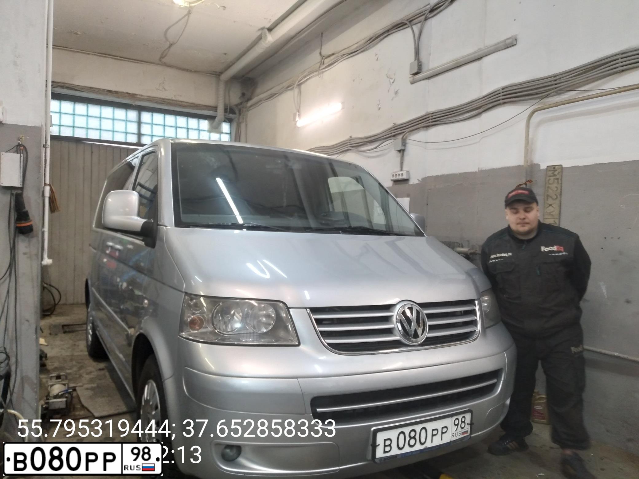 Фото автомобиля VOLKSWAGEN MULTIVAN, 2007 — госномер В080РР98. Цвет: СЕРЕБРИСТЫЙ