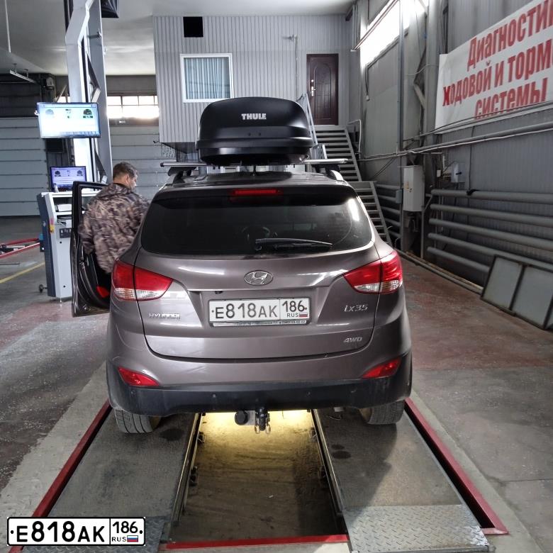 Фото автомобиля HYUNDAI IX35, 2013 — госномер Е818АК186. Цвет: КОРИЧНЕВЫЙ