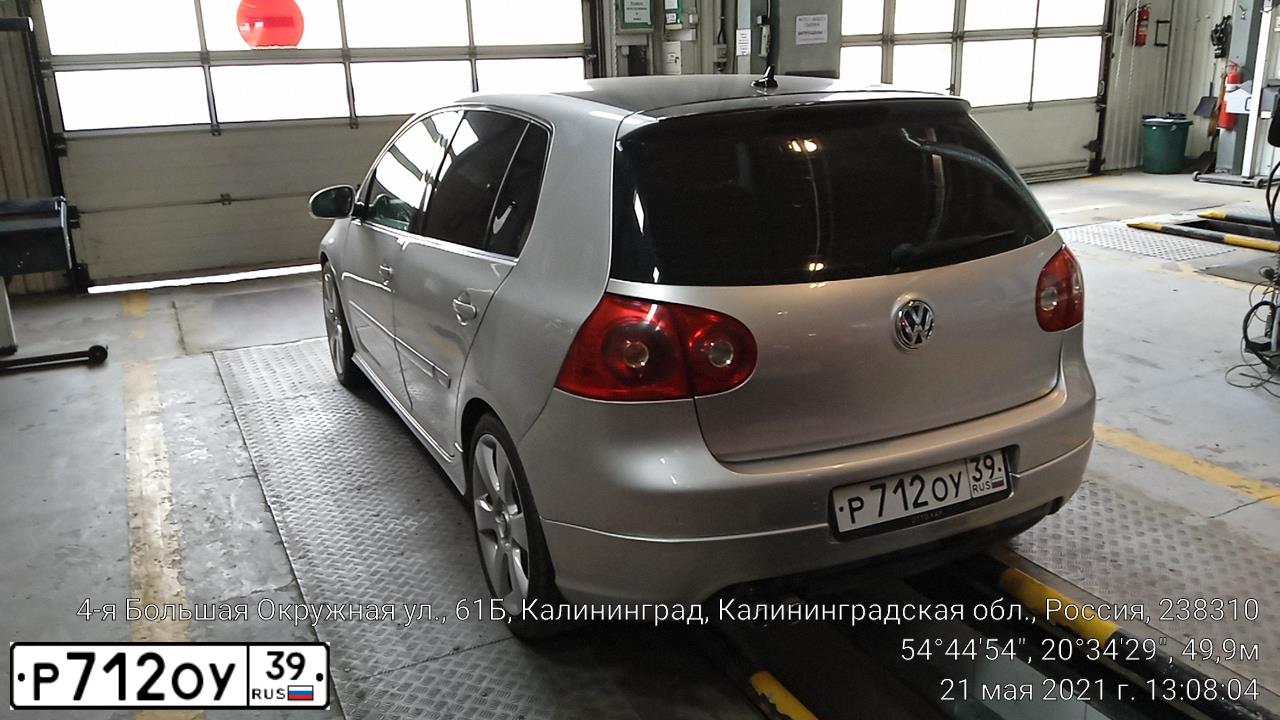 Фото автомобиля VOLKSWAGEN GOLF, 2005 — госномер О787РС39. Цвет: Серебристый